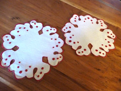 Linge ancien Lot de 2 Napperons  brodés rouge et blanc - Photo 1/3