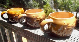 Vintage REX California 1950er Jahre Hochrelief Tavernenszenen braunbraun große Tassen - Bild 1 von 4