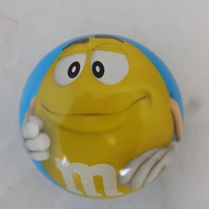 M&M'S BOITE METAL VIDE CACAHOUETTE JAUNE FOND BLEU 8 cm de diametre - Picture 1 of 3