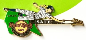 2013 HARD ROCK CAFE YANKEE STADIUM SEXY BLOND SICHER BASEBALL MÄDCHEN GITARRE LE PIN - Bild 1 von 1
