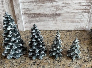 Mervyns 1994 Snow Flocked Christmas Trees Village Square Collection (4) Vintage - Bild 1 von 8