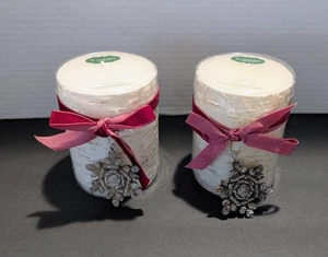 NEU 2 Stück: Nikolaus quadratisch Birkenoptik 3" Stumpenkerzen mit Band & Schneeflocken - Bild 1 von 16