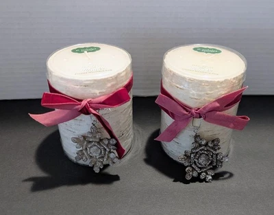 NUEVO 2 piezas: velas de pilar cuadradas St Nicholas aspecto de abedul de 3" con cinta y copos de nieve Foto 1 de 4