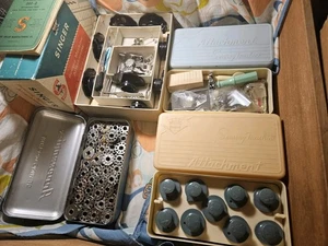 LOTE RARO ACCESORIOS Y ACCESORIOS PARA MÁQUINA DE COSER CANTANTE VINTAGE FUNDAS ORIGINALES - Imagen 1 de 1