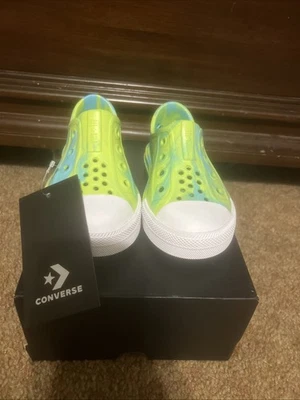 Converse nuevos con etiquetas para niños pequeños  Foto 1 de 4