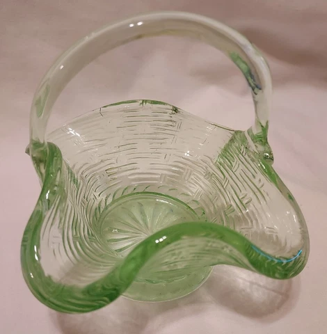 ART THICK GREEN WEAVED SCALLOPED PEDESTAL/FOOTED  GLASS BASKET 3.75 X 3 IN Cover