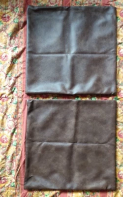 Juego de 2 fundas de almohada decorativas de cuero sintético marrón Foto 1 de 4