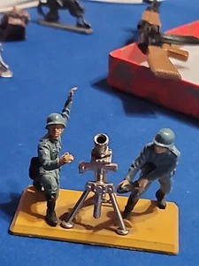 1971 Britains deetail German Mortar soldiers 1st version - Picture 1 of 10