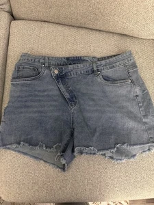 Distressed Jeansshorts mit abgewinkeltem Druckknopf Größe Small brandneu - Bild 1 von 1
