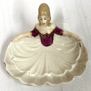 Vintage TAUBE CHINA handbemalt VIKTORIANISCHE DAME Eitelkeit Schmuck Pin Seifenschale - Bild 1 von 7