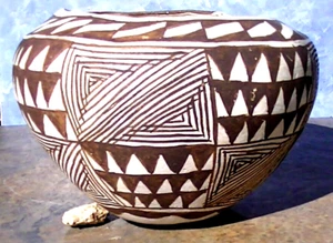 Rare Vintage Acoma NM hand coiled Black on white W/chip & Crack 6"Wx5"T - Picture 1 of 21