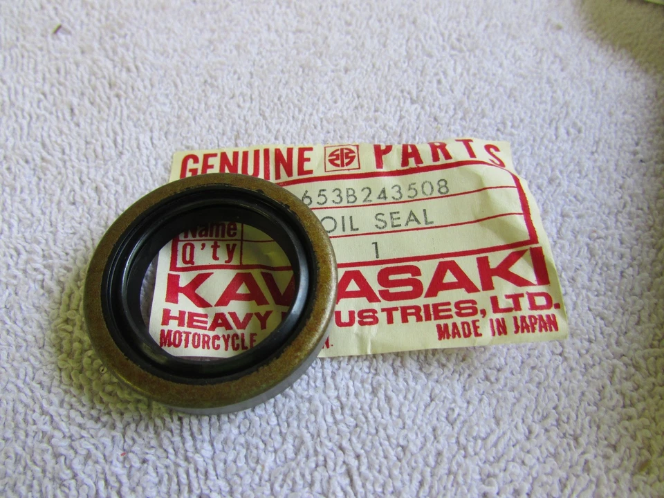 NUEVO 76-80 KAWASAKI KV75 71-75 MT1 OEM CÁRTER SELLO DE ACEITE (TB24358) 653B243508 Foto 1 de 1