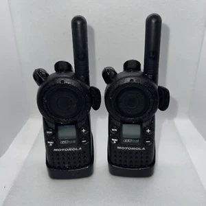 2 Motorola (CLS1110) 2-Way Radio With Battery/Belt Clip/Earpieces - Untested - Afbeelding 1 van 3