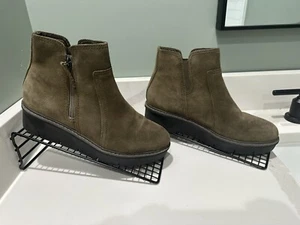 Clarks Airabell Zip Bootie Women's 8.5M Green Olive Suede Ankle - Picture 1 of 6