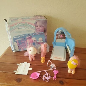 Hasbro  My Little Pony Pretty Parlor w Peachy Horse  Stable - Picture 1 of 12