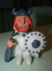Estatuilla agitadora de arcilla roja pintada a mano de arte popular vikingo de Dinamarca ENVÍO GRATUITO - Imagen 1 de 6