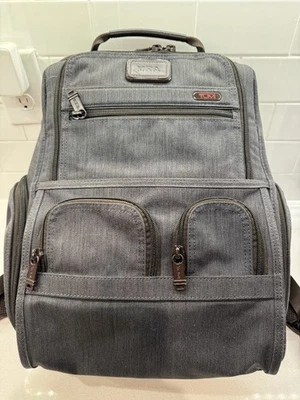 TUMI - Mochila compacta Alpha para portátil 15" - Gris para viajes y negocios Foto 1 de 4