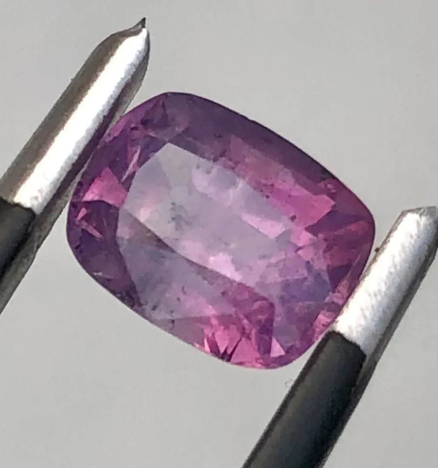 1.75 Ct Natural Faceted Cut Corundum Kashmir Sapphire Gemstone from Pakistan - Image 1 of 4