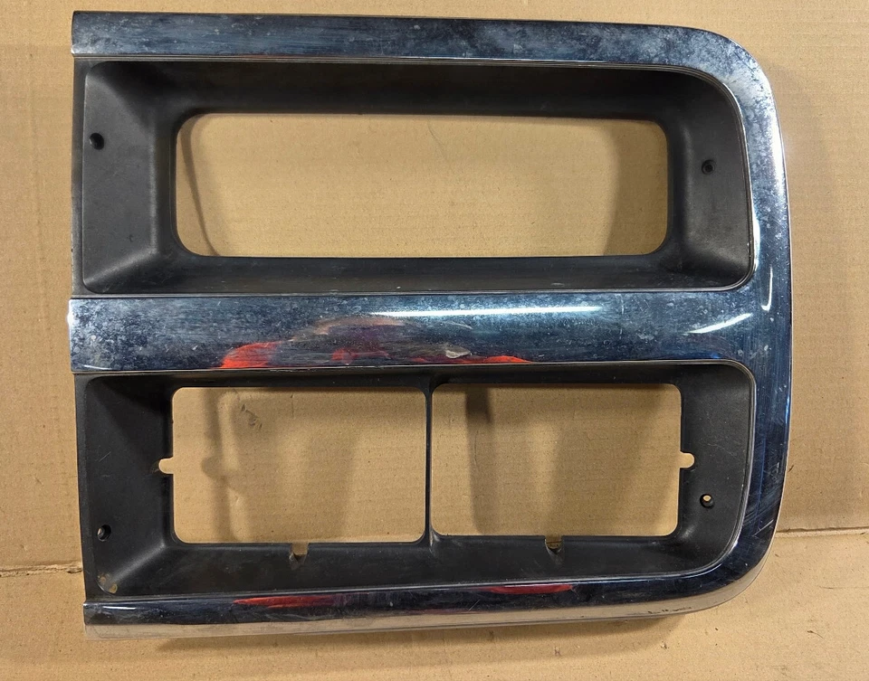 1993-1995 Chevrolet G10 G20 G30 OEM Passenger Tail Light Trim Bezel 15685966 - Image 1 of 4