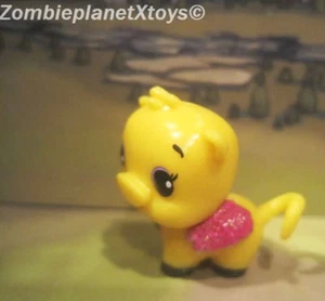 MINI FIGURA HATCHIMALS COLLECTIBLES AMARILLO CERDO ROSA GRANJA - Imagen 1 de 5
