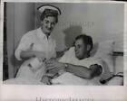1956 Press Photo Geo Ratterman, pielęgniarka Christine Michalski Marymount Hospital
