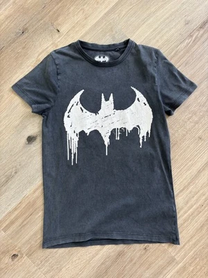 Next black DC graffiti Batman logo short sleeve crew t-shirt top boys 10 yrs - Image 1 of 4