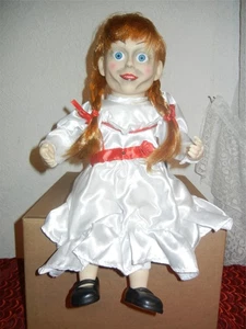 ANIMIERTE ANNABELLE PUPPE HORROR DISPLAY PROP HALLOWEEN - BEWEGT KOPF - SPIELT MUSIK - Bild 1 von 2