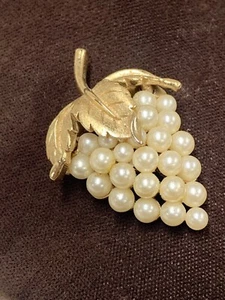 Crown Trifari Grape Cluster Brooch Pin Gold Tone Faux Pearl Vintage GC - Picture 1 of 5