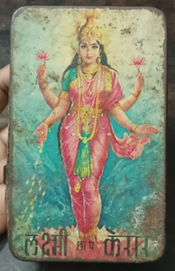 PUBLICIDAD VINTAGE INDIA: CAJA DE LATA DE AZAFRÁN LAXMI CON IMPRESIÓN LAXMI / CAJA VACÍA - Imagen 1 de 8