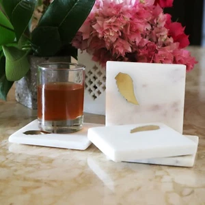 Sottobicchiere da tè in marmo vintage, bianco con intarsio uccellino ottone set di 4 fatto a mano - Foto 1 di 7
