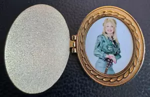 DollyWood Theme Park GOLD LOCKET w/ Dolly Parton Photo Souvenir Trading Pin 2004 - Picture 1 of 3