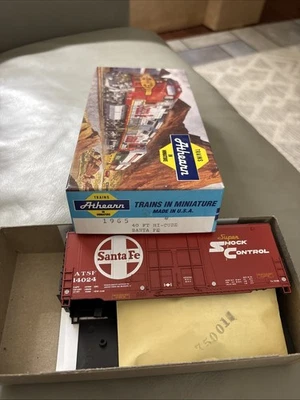 HO ATHEARN 1965 40 FT HI CUBE BOX CAR KIT SANTA FE ATSF 14024 Red - Image 1 of 4