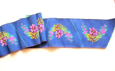 Bande de toile brodée de soie. 1m x 14 cm - Photo 1/4