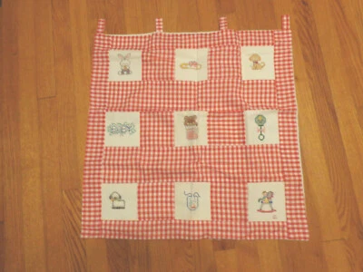 Punto de cruz bebé guardería colgante de pared cachorro conejo cordero oso sonajero guinga roja Foto 1 de 4