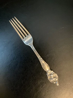 Антикварная вилка для десерта салата из чистого серебра с лилиями Wallace, без монограммы - Изображение 1 из 4