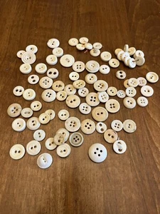 Antiguo Lote De Colección Hueso Dos Agujeros Ropa Interior Botones Era Guerra Civil Plástico Marfil Tostado - Imagen 1 de 5