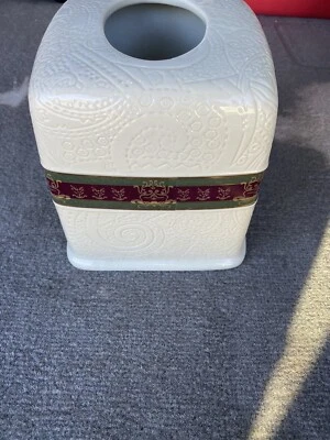 Cubierta de caja de pañuelos de porcelana Croscill Home Dover Manor 6”x6”x6,5” H Foto 1 de 2