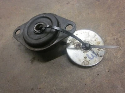 Montaje aislador de goma para vehículo utilitario Cub Cadet Big Country 640 6x4 731-04012 Foto 1 de 2