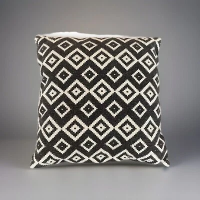 travesseiro decorativo geométrico padrão creme preto tamanho 18 x 18 - Imagem 1 de 3