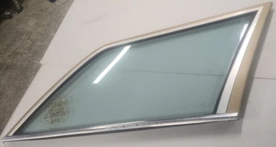 1984 Mercedes Benz 300TD W123 Right Rear Quarter Side Glass W/Gasket Trim-NiceC2 - Image 1 of 4