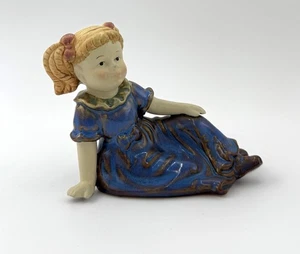 Vintage Keramik sitzendes Mädchen Figur Cottagecore Kinderzimmer Deko - Bild 1 von 6