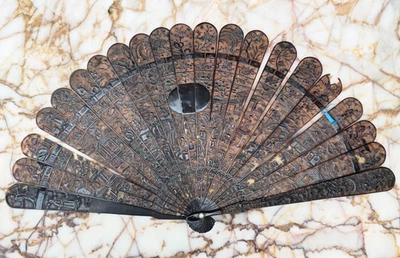 Ventilador chino antiguo imitación caparazón de tortuga tallado brisa calidad excepcional siglo XIX Foto 1 de 4