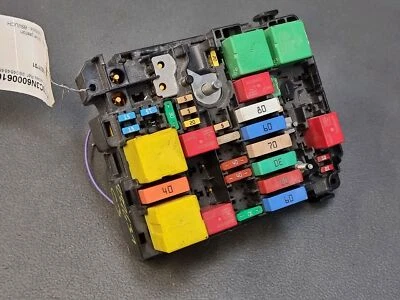 Boitier fusibles - Peugeot 208 I / 2008 I / Citroen C3 III - 9804848480 * - Immagine 1 di 3