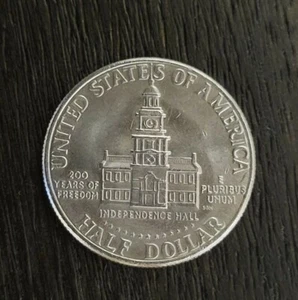 1976 Kennedy BICENTENNIAL Half Dollar Independence Hall * VINTAGE RARE * - Picture 1 of 2