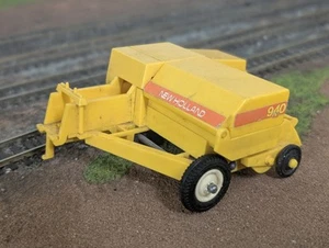 Britains 1:32 Sperry New Holland Square Hay Baler - Picture 1 of 3