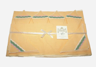 Juego de manteles y servilletas de tela Majestic Creations de colección encaje amarillo sin usar 52 x 70 Foto 1 de 3