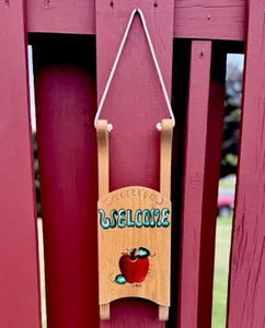 Letrero de bienvenida de madera Country Apples colgador de puerta de colección pintado a mano firmado por artista - Imagen 1 de 5