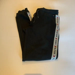 Tommy Hilfiger Jogger Mens Size Large Black Taper Fit Logo Strip Leg Track Pants - Picture 1 of 13