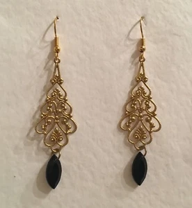 PENDIENTES BASTANTE LARGOS de filigrana fina ESTILO VICTORIANO DORADO COLOR LATÓN NEGRO GOTA - Imagen 1 de 4
