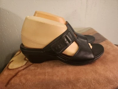 Женские неструктурированные черные кожаные сандалии-шлепанцы Clarks размер 8,5 на танкетке - Изображение 1 из 4